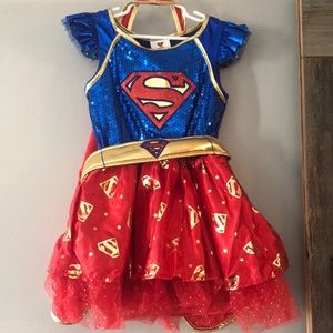 SUPERGIRL HALLOWEEN COSTUME- size small. Lots of accessories. Brand new!